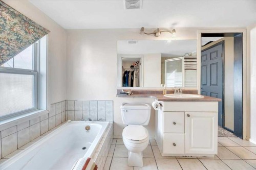 427 Cole Crescent, Carseland, AB - Indoor Photo Showing Bathroom