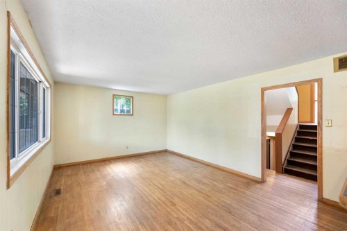 155 35 Street Nw, Calgary, AB - Indoor Photo Showing Other Room