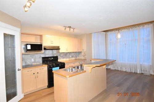 78 Somerglen Way Sw, Calgary, AB - Indoor Photo Showing Kitchen