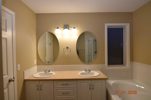 78 Somerglen Way Sw, Calgary, AB - Indoor Photo Showing Bathroom