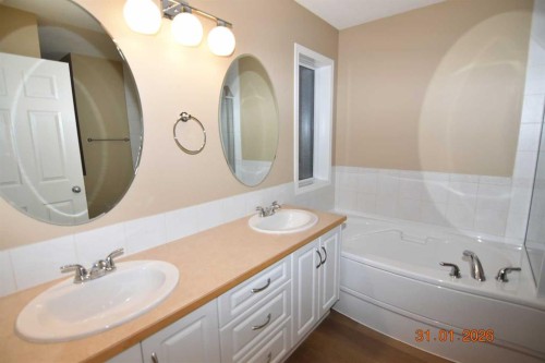 78 Somerglen Way Sw, Calgary, AB - Indoor Photo Showing Bathroom