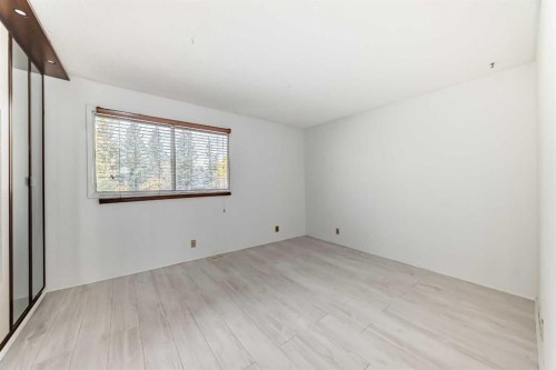 #11-380 Bermuda Drive Nw, Calgary, AB - Indoor Photo Showing Other Room