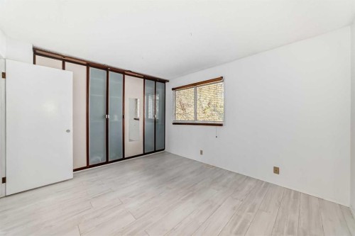 #11-380 Bermuda Drive Nw, Calgary, AB - Indoor Photo Showing Other Room