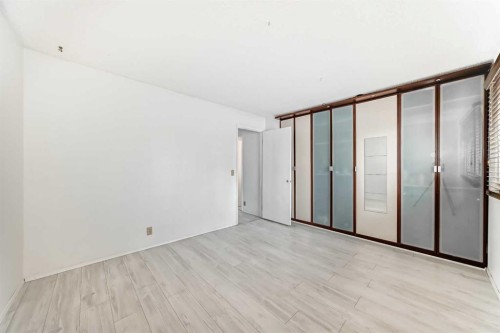 #11-380 Bermuda Drive Nw, Calgary, AB - Indoor Photo Showing Other Room