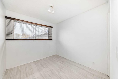 #11-380 Bermuda Drive Nw, Calgary, AB - Indoor Photo Showing Other Room