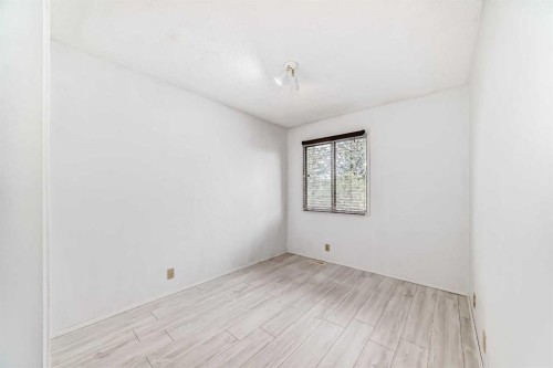 #11-380 Bermuda Drive Nw, Calgary, AB - Indoor Photo Showing Other Room