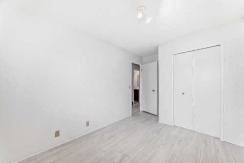 #11-380 Bermuda Drive Nw, Calgary, AB - Indoor Photo Showing Other Room