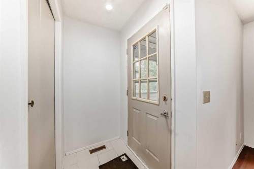 #11-380 Bermuda Drive Nw, Calgary, AB - Indoor Photo Showing Other Room