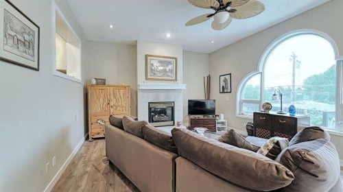 7508 7 Street Nw, Calgary, AB - Indoor Photo Showing Living Room With Fireplace