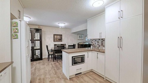 7508 7 Street Nw, Calgary, AB - Indoor Photo Showing Kitchen