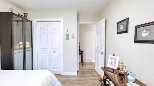 7508 7 Street Nw, Calgary, AB - Indoor Photo Showing Bedroom