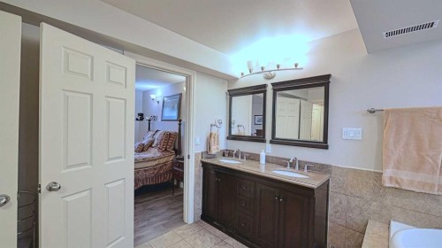 7508 7 Street Nw, Calgary, AB - Indoor Photo Showing Bathroom