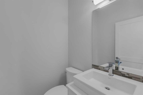2319 23 Avenue Sw, Calgary, AB - Indoor Photo Showing Bathroom