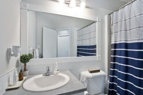40 Douglas Close, Penhold, AB - Indoor Photo Showing Bathroom
