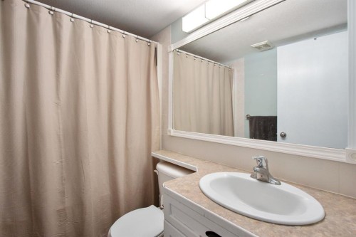 40 Douglas Close, Penhold, AB - Indoor Photo Showing Bathroom