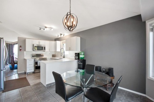 40 Douglas Close, Penhold, AB - Indoor Photo Showing Dining Room