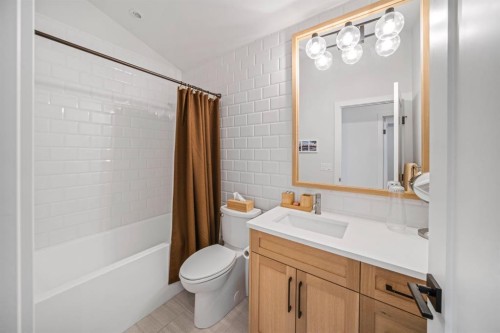 4-810 3Rd Street, Canmore, AB - Indoor Photo Showing Bathroom