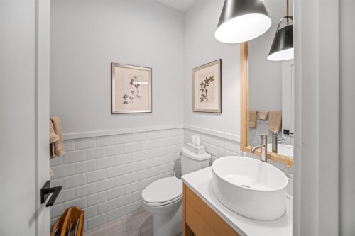 4-810 3Rd Street, Canmore, AB - Indoor Photo Showing Bathroom