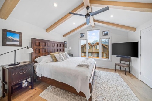 4-810 3Rd Street, Canmore, AB - Indoor Photo Showing Bedroom