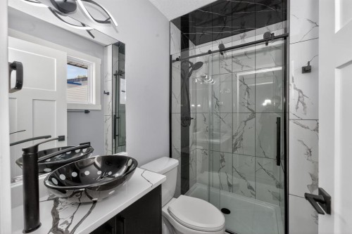 432 Ogden Drive Se, Calgary, AB - Indoor Photo Showing Bathroom