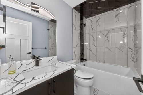 432 Ogden Drive Se, Calgary, AB - Indoor Photo Showing Bathroom