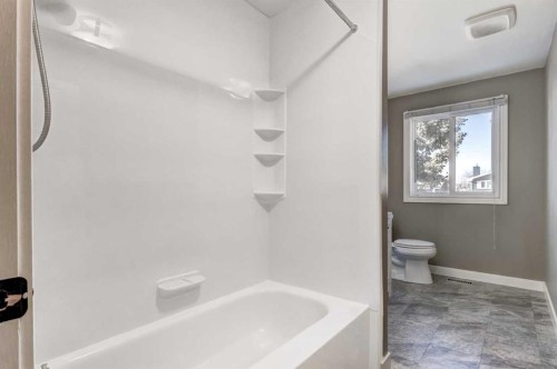 83 Hawkfield Crescent Nw, Calgary, AB - Indoor Photo Showing Bathroom