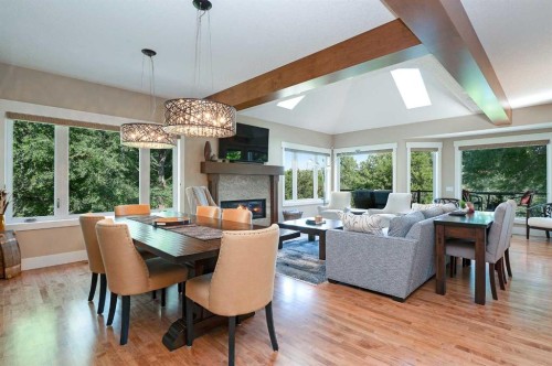 664 29 Avenue Nw, Calgary, AB - Indoor With Fireplace