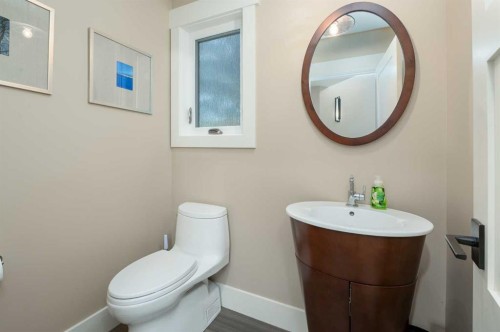 664 29 Avenue Nw, Calgary, AB - Indoor Photo Showing Bathroom