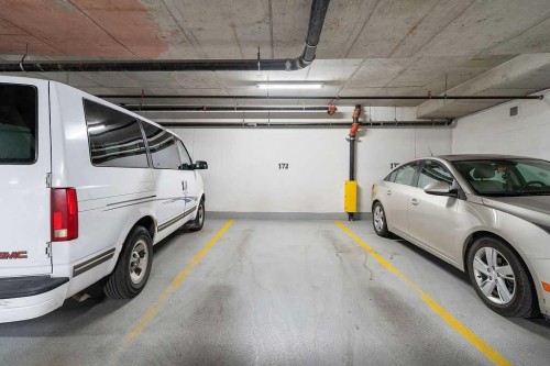 2705-310 12 Avenue Sw, Calgary, AB - Indoor Photo Showing Garage