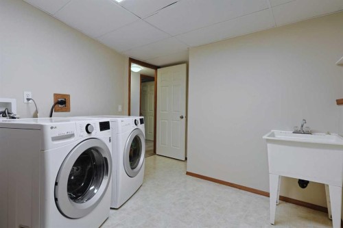 19 Sunridge Crescent Nw, Airdrie, AB - Indoor Photo Showing Laundry Room