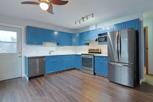 19 Sunridge Crescent Nw, Airdrie, AB - Indoor Photo Showing Kitchen With Stainless Steel Kitchen With Double Sink
