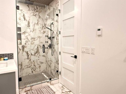 103 Hartford Road Nw, Calgary, AB - Indoor Photo Showing Bathroom