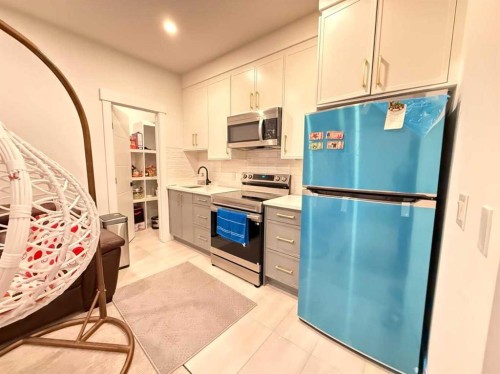 103 Hartford Road Nw, Calgary, AB - Indoor Photo Showing Kitchen