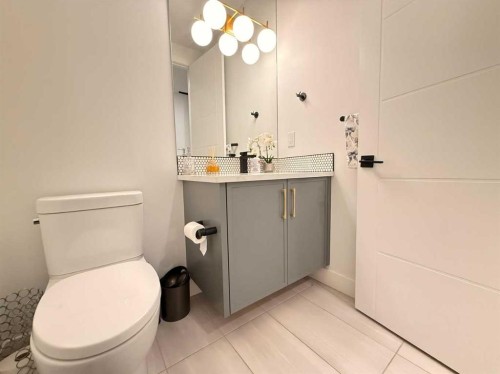 103 Hartford Road Nw, Calgary, AB - Indoor Photo Showing Bathroom