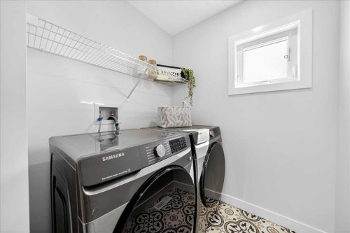 7 Lakewood Point, Strathmore, AB - Indoor Photo Showing Laundry Room