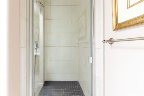 1421 40 Street Sw, Calgary, AB - Indoor Photo Showing Bathroom