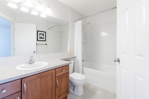 1421 40 Street Sw, Calgary, AB - Indoor Photo Showing Bathroom