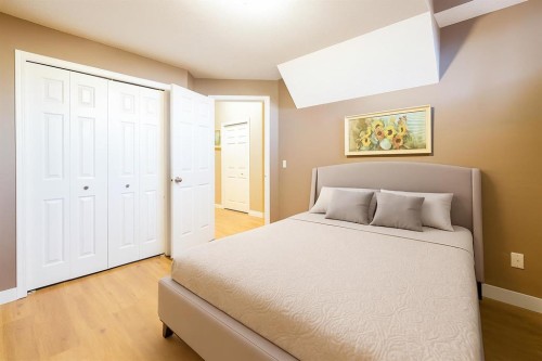 1421 40 Street Sw, Calgary, AB - Indoor Photo Showing Bedroom