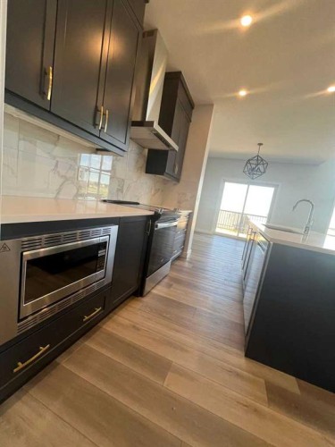 229 Edith Road Nw, Calgary, AB - Indoor Photo Showing Kitchen