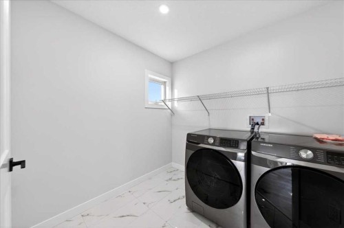 7 Lakewood Way, Strathmore, AB - Indoor Photo Showing Laundry Room