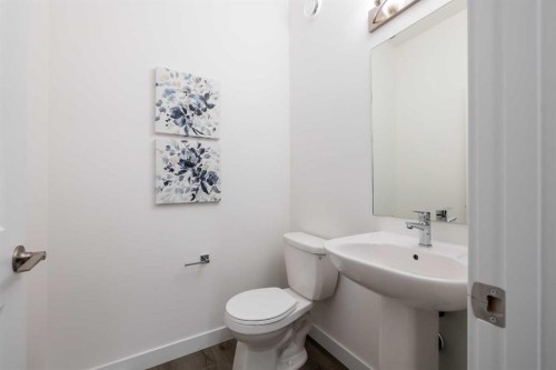 25 Heritage Manor, Cochrane, AB - Indoor Photo Showing Bathroom