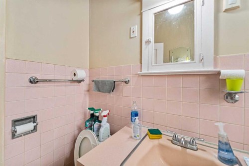 216 15 Avenue Nw, Calgary, AB - Indoor Photo Showing Bathroom