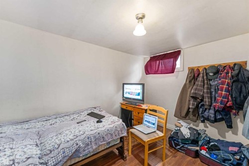216 15 Avenue Nw, Calgary, AB - Indoor Photo Showing Bedroom