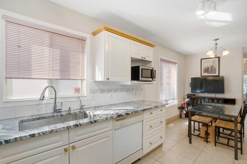218 15 Avenue Nw, Calgary, AB - Indoor Photo Showing Kitchen
