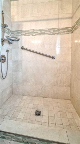 10 Marlowe Place Ne, Calgary, AB - Indoor Photo Showing Bathroom