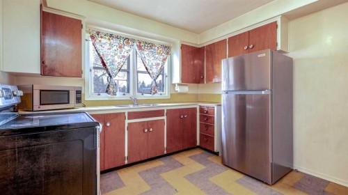 10 Marlowe Place Ne, Calgary, AB - Indoor Photo Showing Kitchen