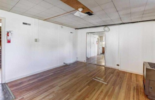 1402 Crescent Road Nw, Calgary, AB - Indoor Photo Showing Other Room