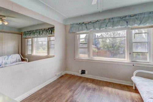 1402 Crescent Road Nw, Calgary, AB - Indoor Photo Showing Bedroom