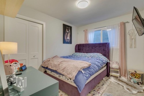 1324 Lake Sylvan Drive Se, Calgary, AB - Indoor Photo Showing Bedroom