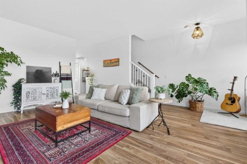 9-43 Springborough Boulevard Sw, Calgary, AB - Indoor Photo Showing Living Room